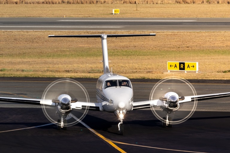 Beechcraft King Air 200 taxiing onto the ramp