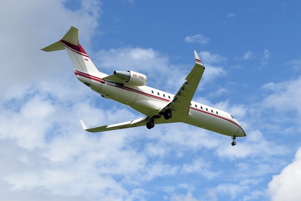 Bombardier Challenger 850, on final approach to runway