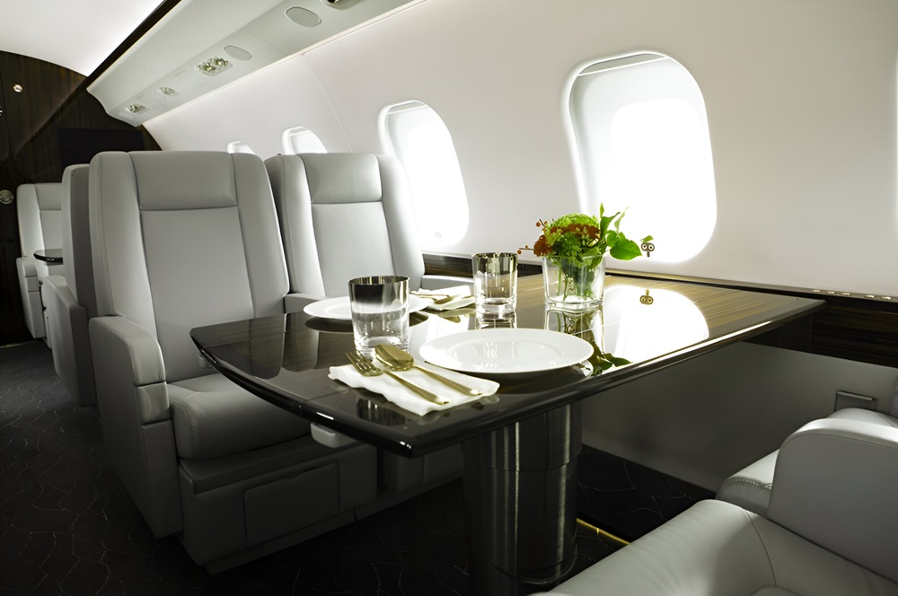 Global 6000 Cabin with seats and cutlery