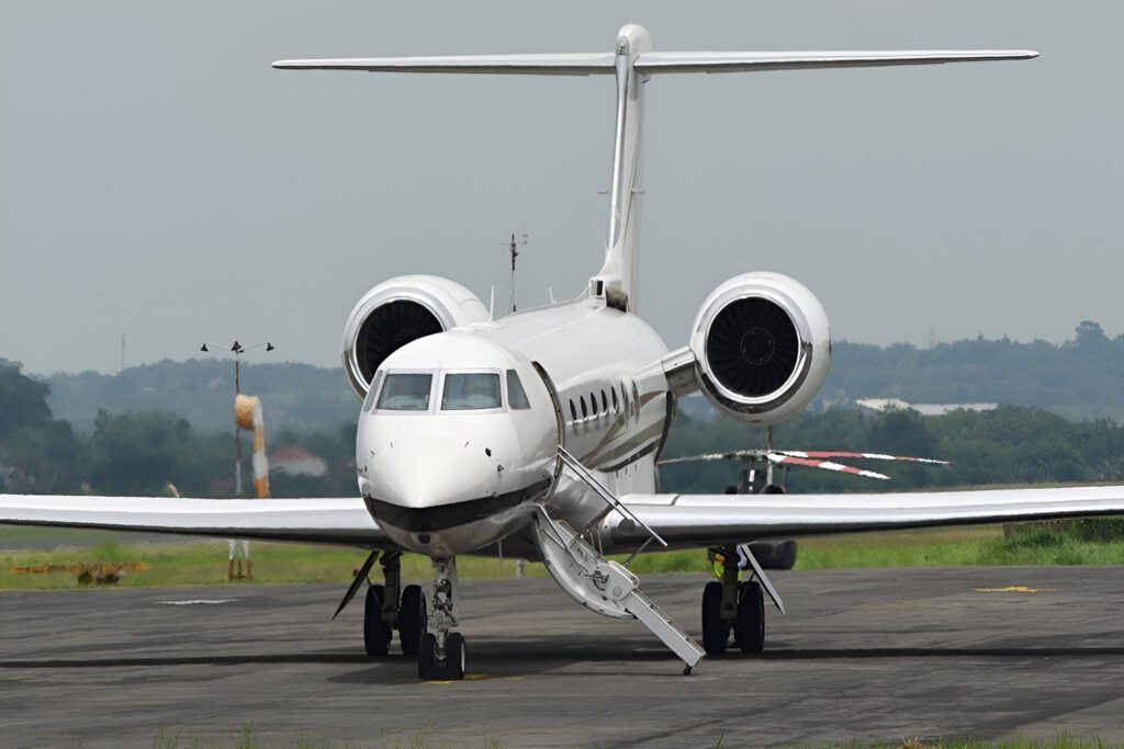 Gulfstream G550 with its air stairs opened