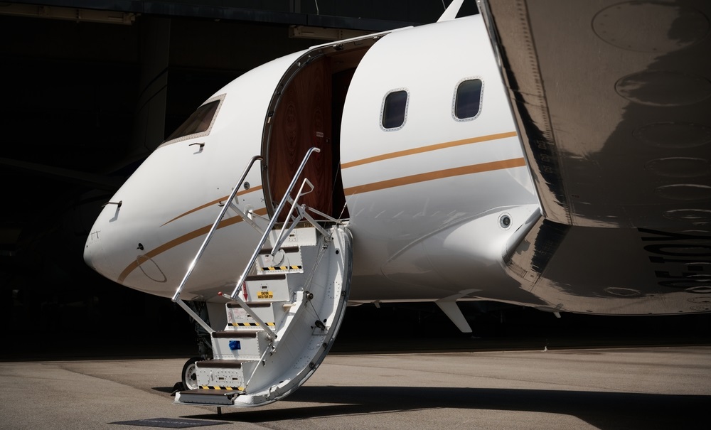 private jet - bombardier challenger 604 - exterior view
