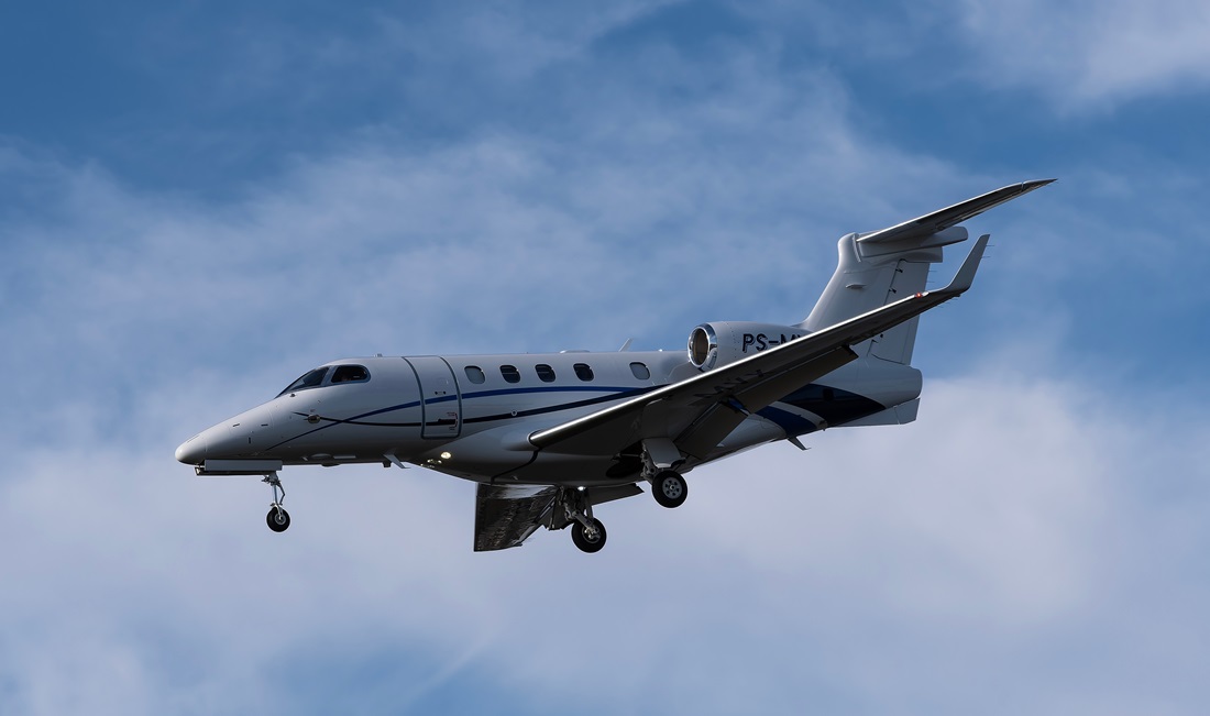 Phenom 300 PS-MVX on final into Dallas Love Field Airport