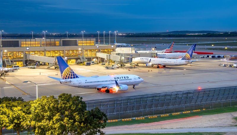 Austin-Bergstrom International Airport United Airlines Boeing 737