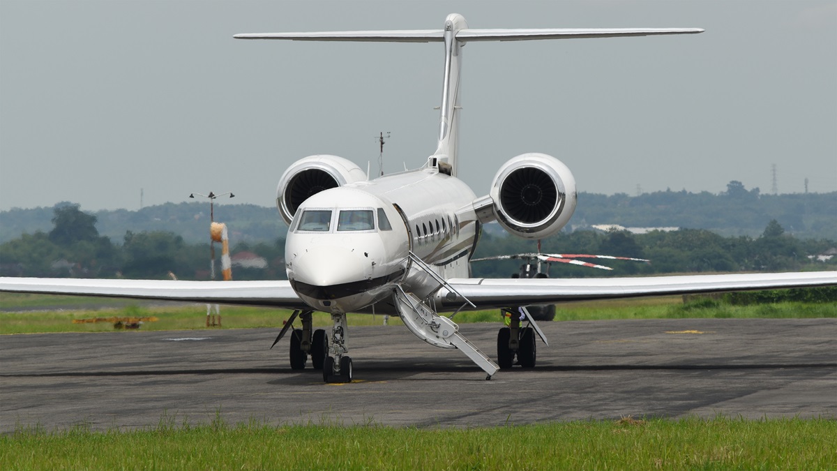 private Gulfstream G550 with its air stairs opened