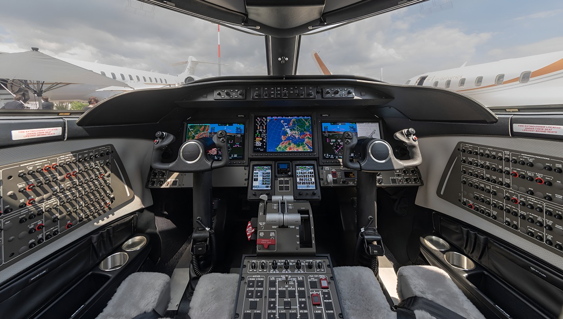 Learjet 70 cockpit