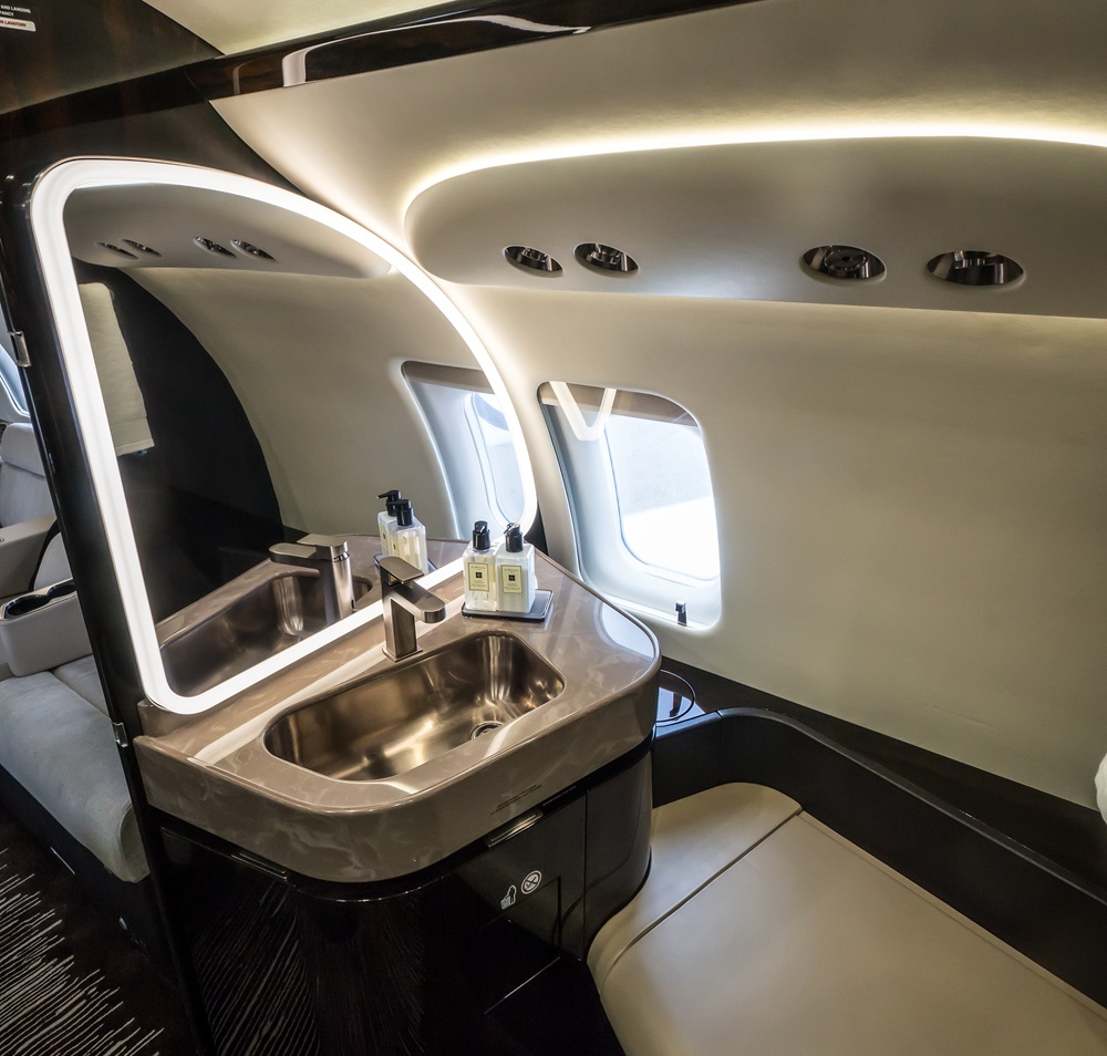 private jet Bombardier CL-600 cabin seats