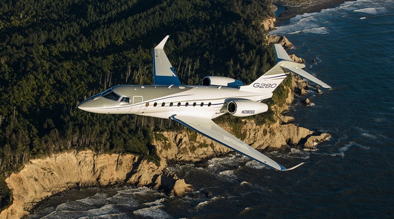 Gulfstream G280 flying near seashore