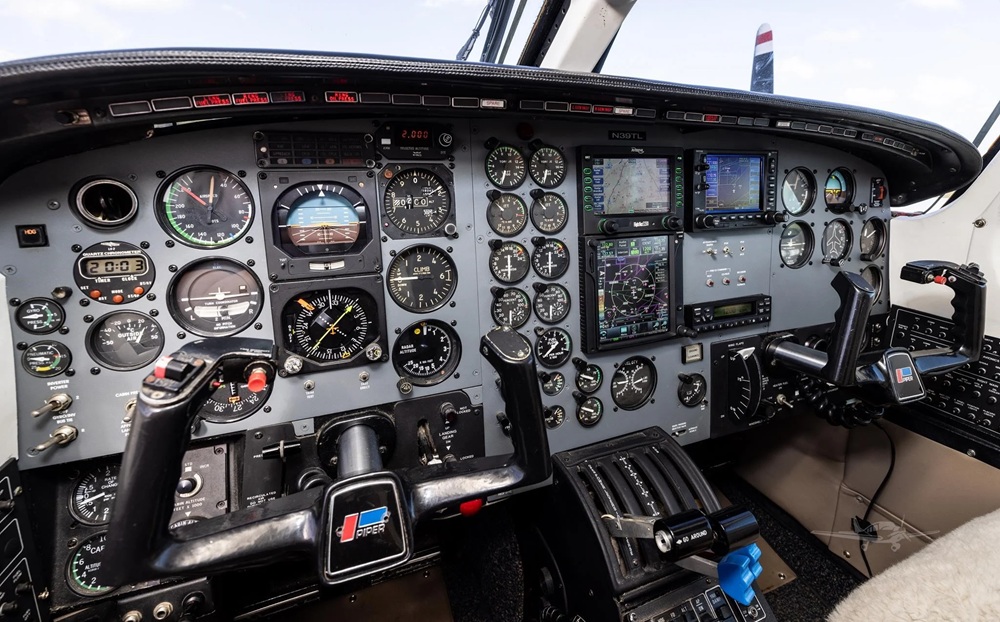 Piper Cheyenne Private Jet cockpit