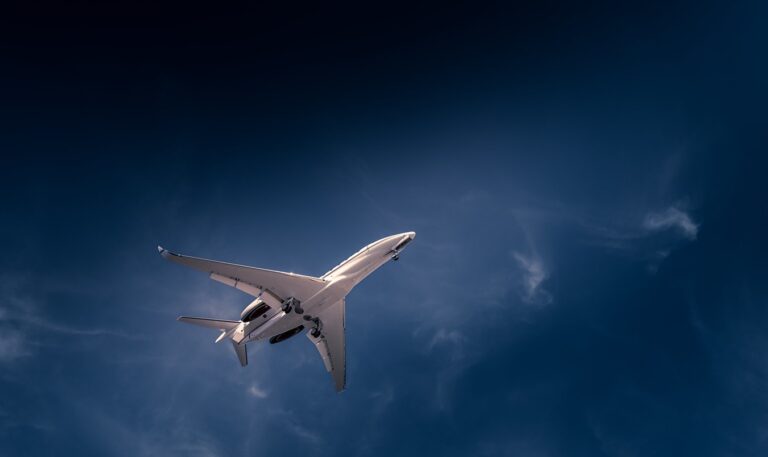 private Embraer Legacy 450 on final approach to Dallas' Love Field airport